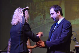 Autor vítězného příběhu Michal Bezděk přebírá cenu od Martiny Kulhavé.